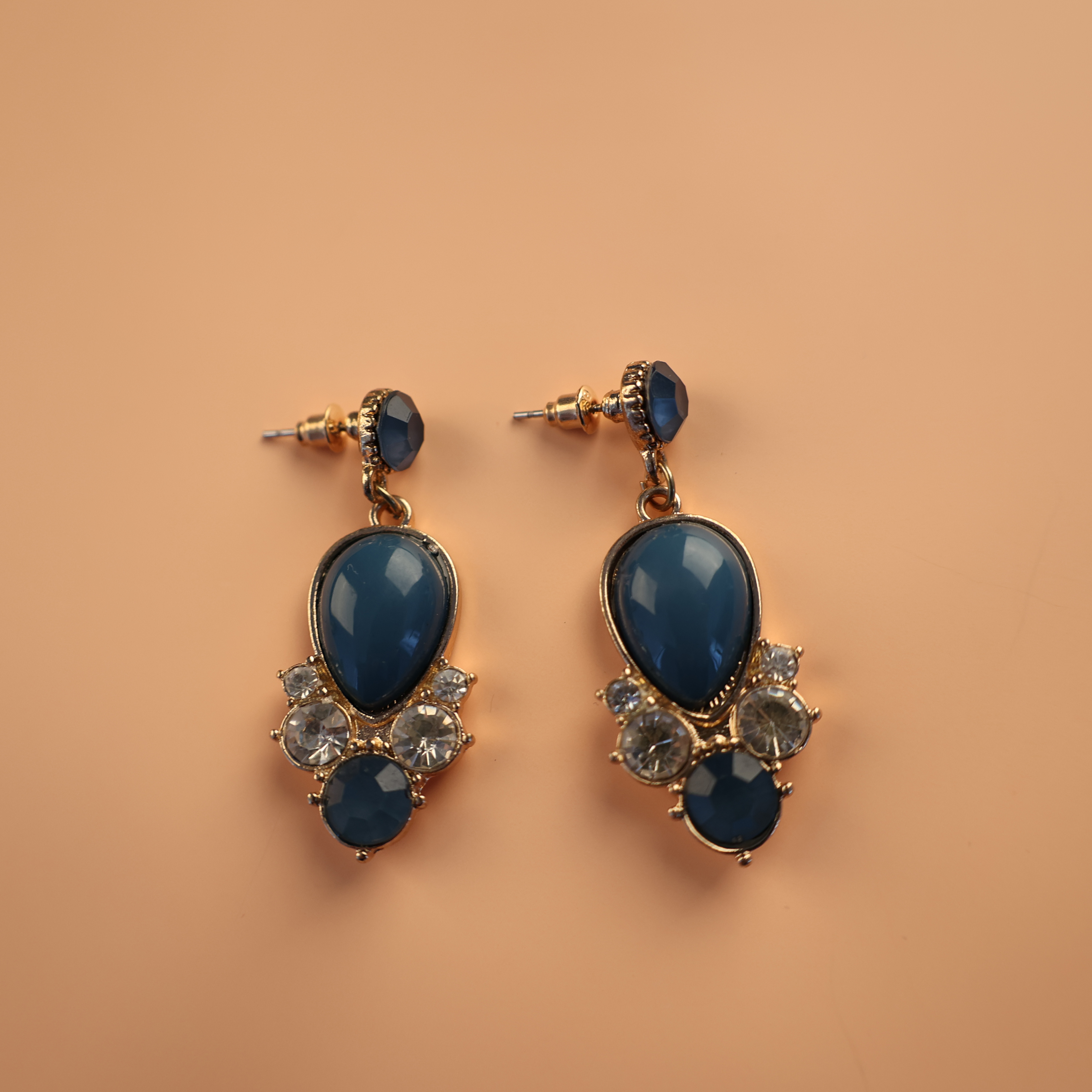 Pendientes de boda con diamantes de obsidiana azul y moissanita para mujer